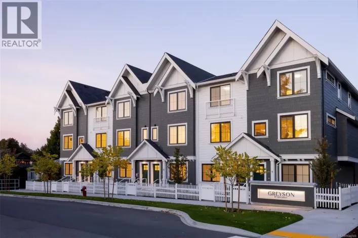 TH9 3450 Whittier Ave, Saanich