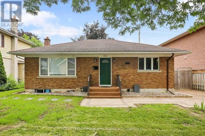 UNIT B ( BASEMENT) - 934 SMYTH ROAD, Ottawa