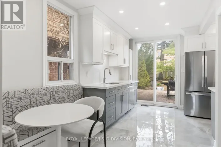 UPPER - 118 BOGERT AVENUE, Toronto