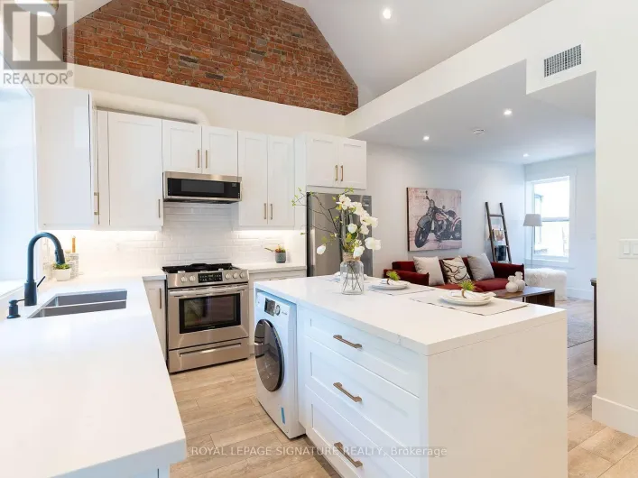 UPPER - 129 KENILWORTH AVENUE, Toronto