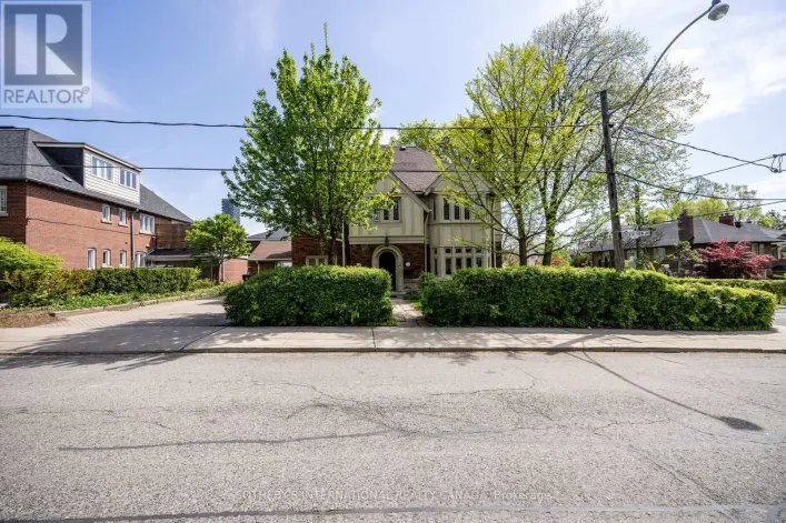 UPPER - 131 HIGHBOURNE ROAD, Toronto