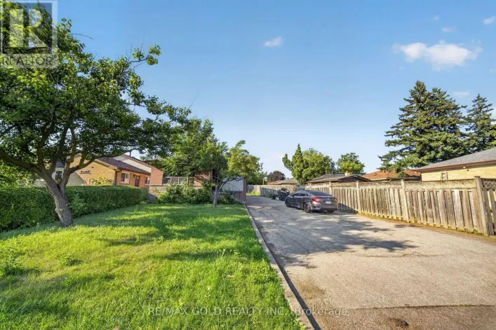 UPPER - 204 TAYSHAM CRESCENT, Toronto
