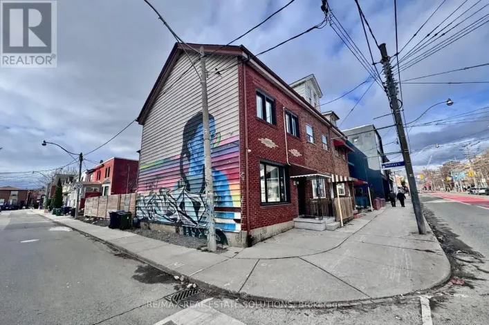 UPPER - 206 BATHURST STREET, Toronto