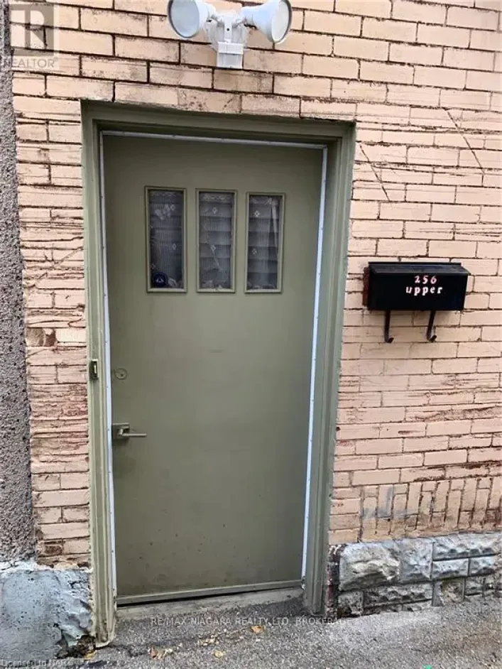 UPPER - 256 EAST MAIN STREET, Welland