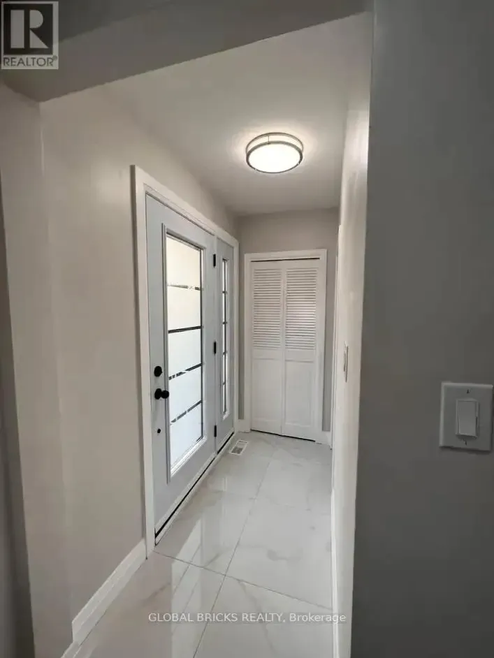 UPPER - 49 ARGYLE CRESCENT, Brampton