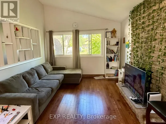 UPPER - 6 MID PINES ROAD, Toronto
