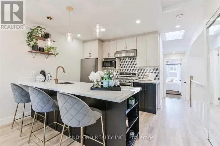 UPPER - 90 TECUMSETH STREET, Toronto
