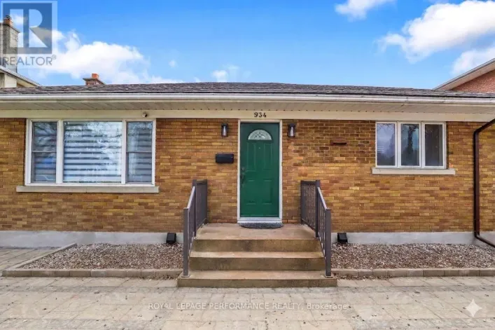 UPPER UNIT - 934 SMYTH ROAD, Ottawa