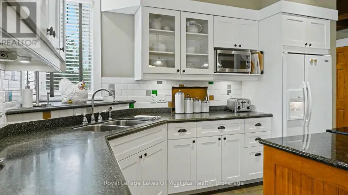 VILLA 1  WEEK 9 - 1020 BIRCH GLEN ROAD, Lake of Bays