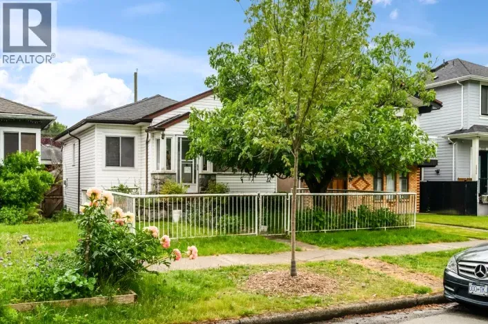 House for sale: 2566 VENABLES STREET, Vancouver