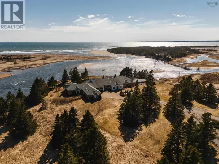 House for sale: 3950 Lawrencetown Road, Lawrencetown