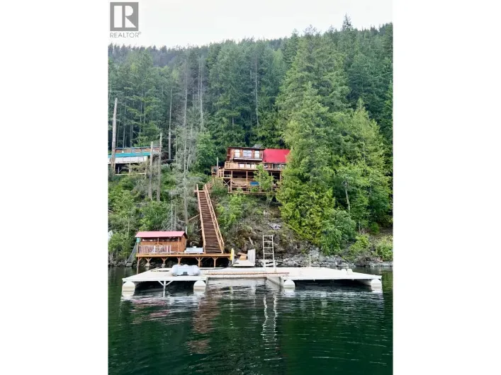 House for sale: 31 Lime Cliffs Beach, Sicamous