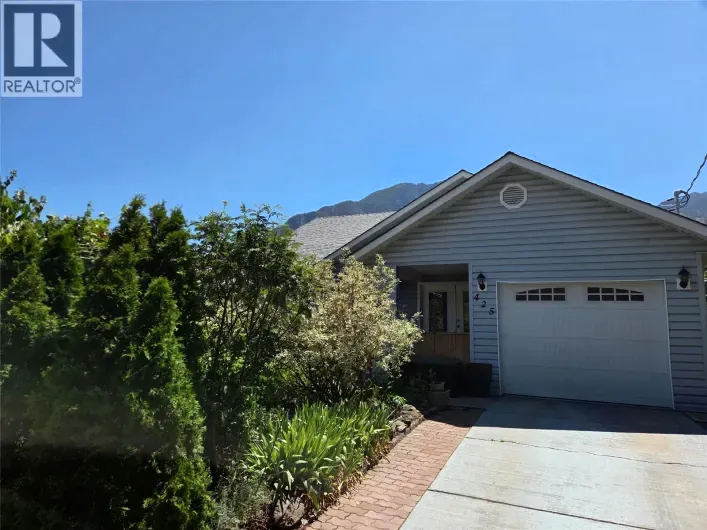 House for sale: 425 3rd Avenue, Keremeos