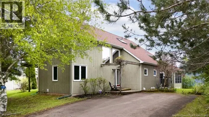 House for sale: 19 Crescent Street, Pointe-Du-ChAane