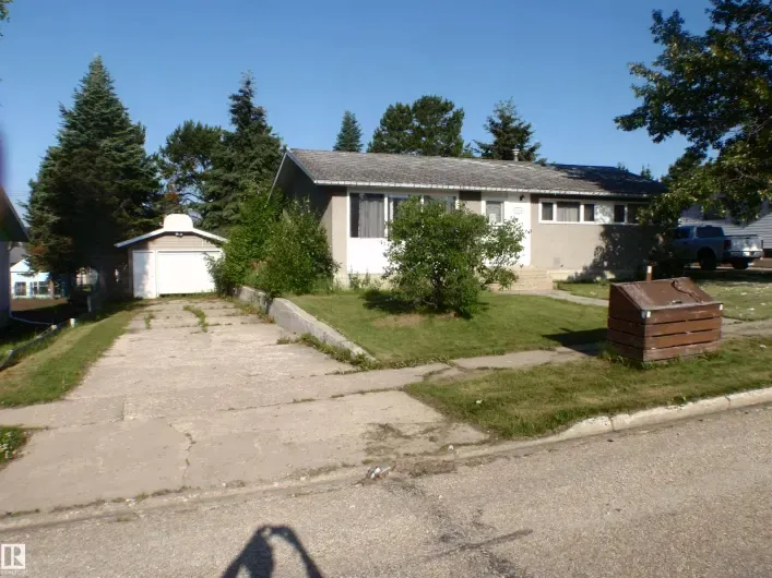 House for sale: 5424 Willock CR, Swan Hills