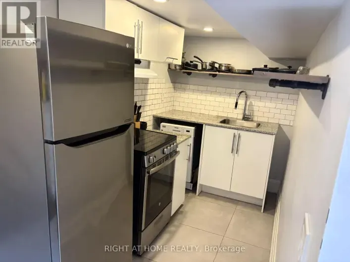 House for rent: LOWER - 39 AMHERST AVENUE, Toronto