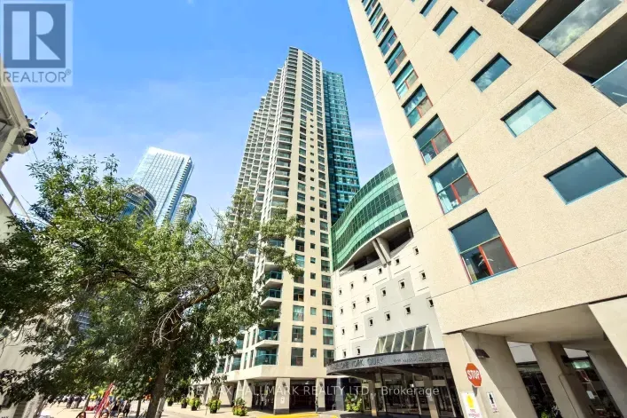 Apartment for sale: 504 - 77 HARBOUR SQUARE, Toronto