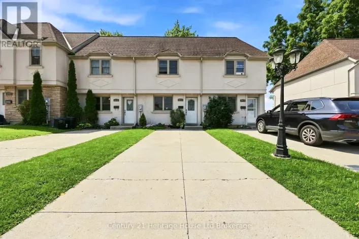 Row / Townhouse for sale: 7 - 43 BLANDFORD STREET, Woodstock