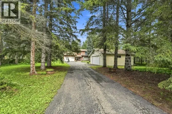 House for sale: 25 Parkland Drive, Parkland Beach
