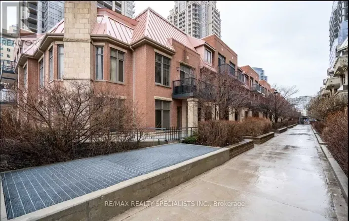Apartment for rent: 320 - 330 PRINCESS ROYAL DRIVE, Mississauga