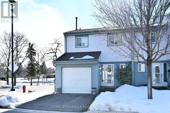 Row / Townhouse for sale: 27 - 121 FALCONER DRIVE, Mississauga
