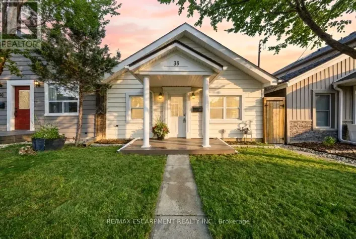 House for sale: 36 QUEENSDALE AVENUE W, Hamilton