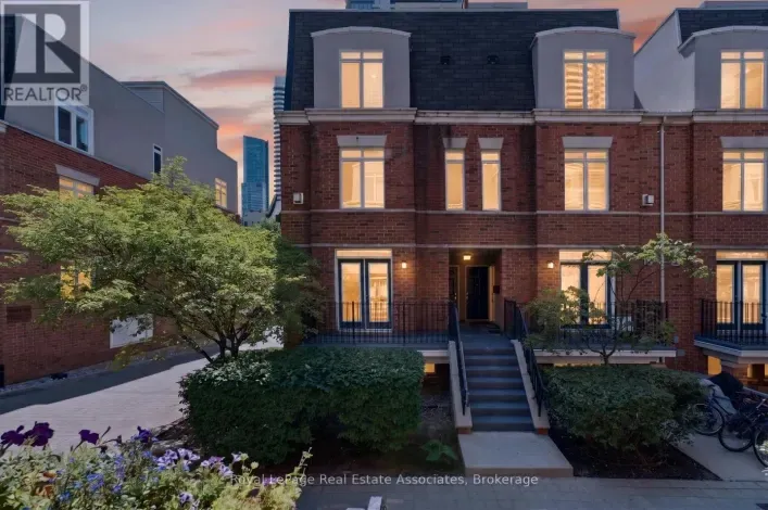 Row / Townhouse for sale: 206 - 415 JARVIS STREET, Toronto