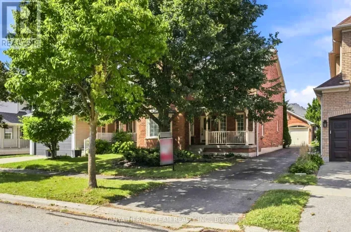 House for sale: 36 ZACHARY PLACE, Whitby